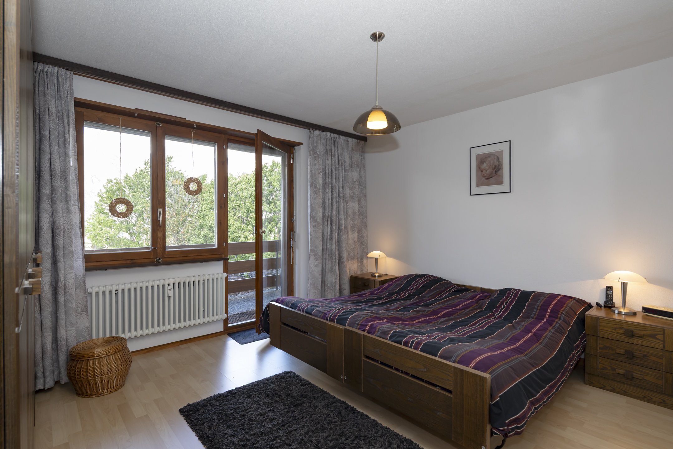 Schlafzimmer mit Balkon und Holfenstern