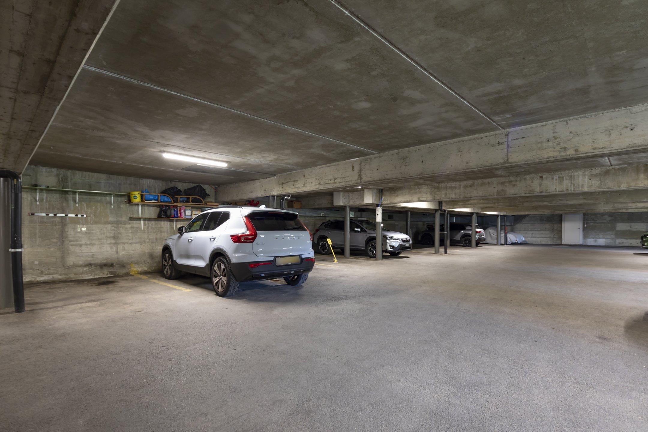 Tiefgarage mit geparkten Autos