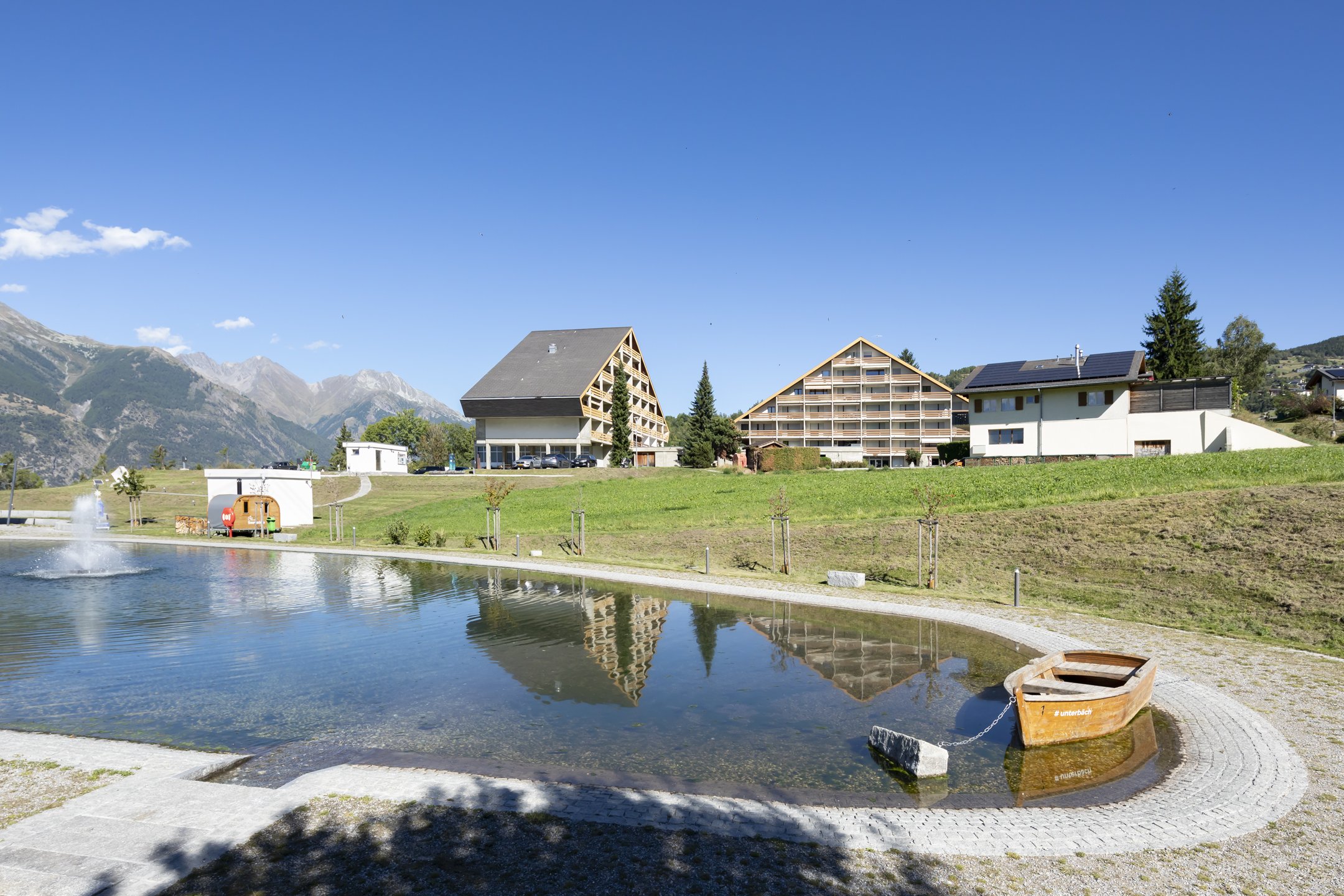 Außenansicht mit Bergpanorama und Wasserbecken