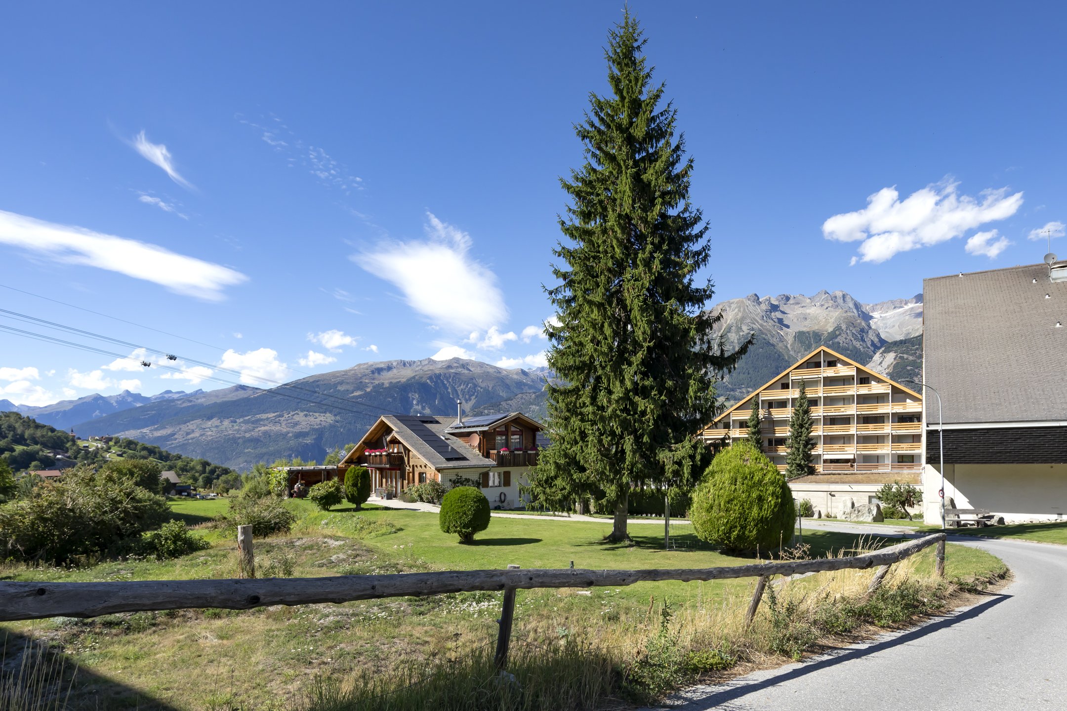 Alpenlandschaft mit Wohnhäusern