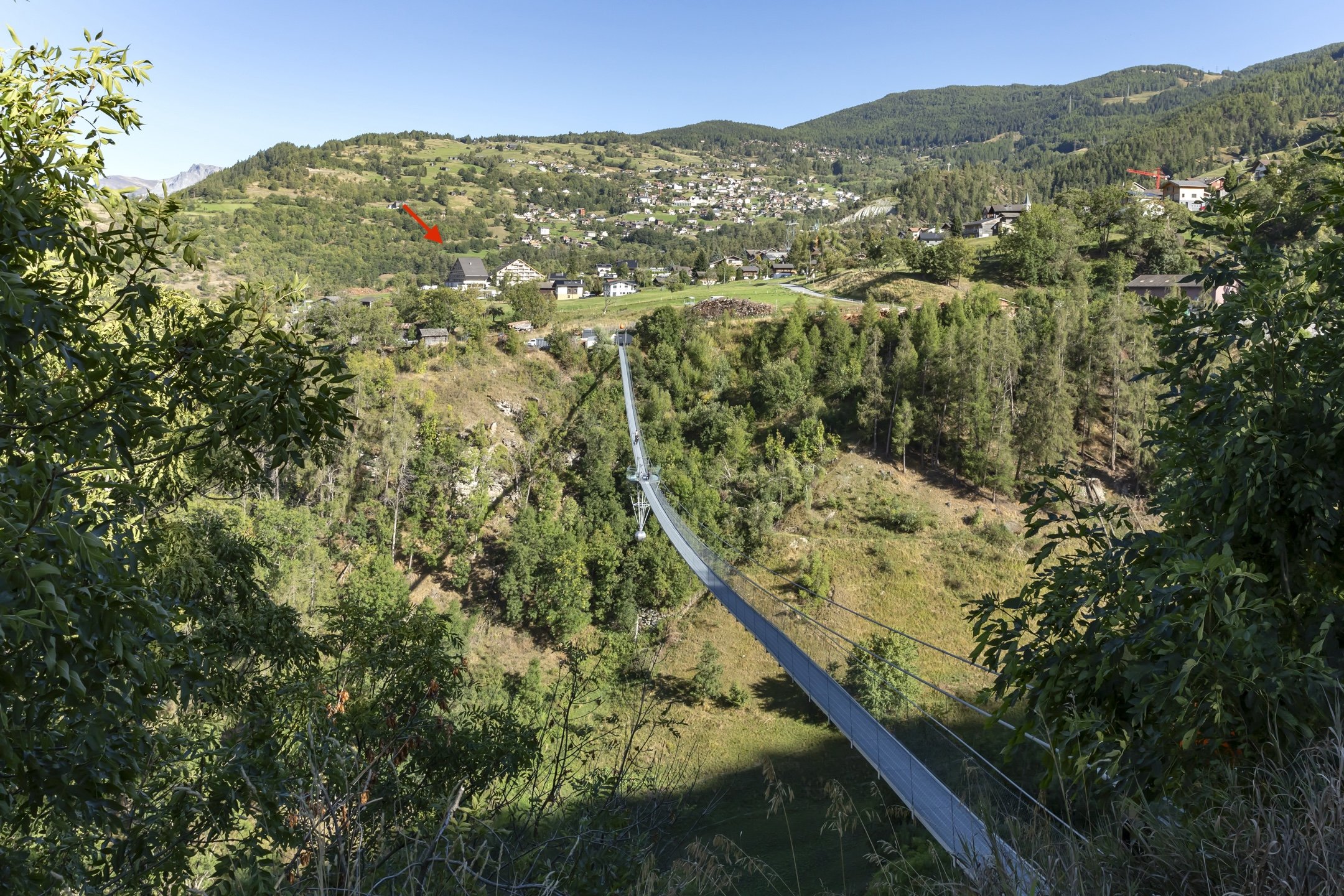 Landschaftsblick mit Hängebrücke