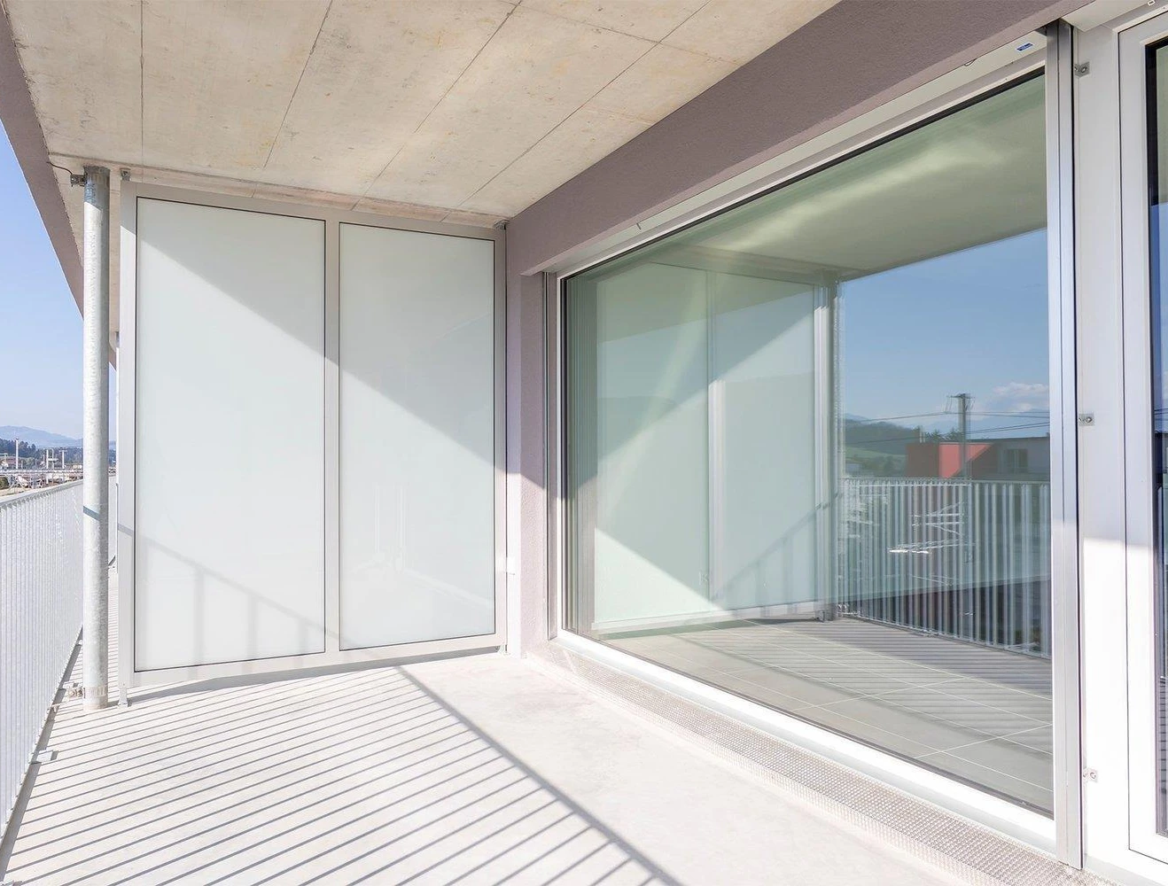 Heller Balkon mit großen Glasflächen
