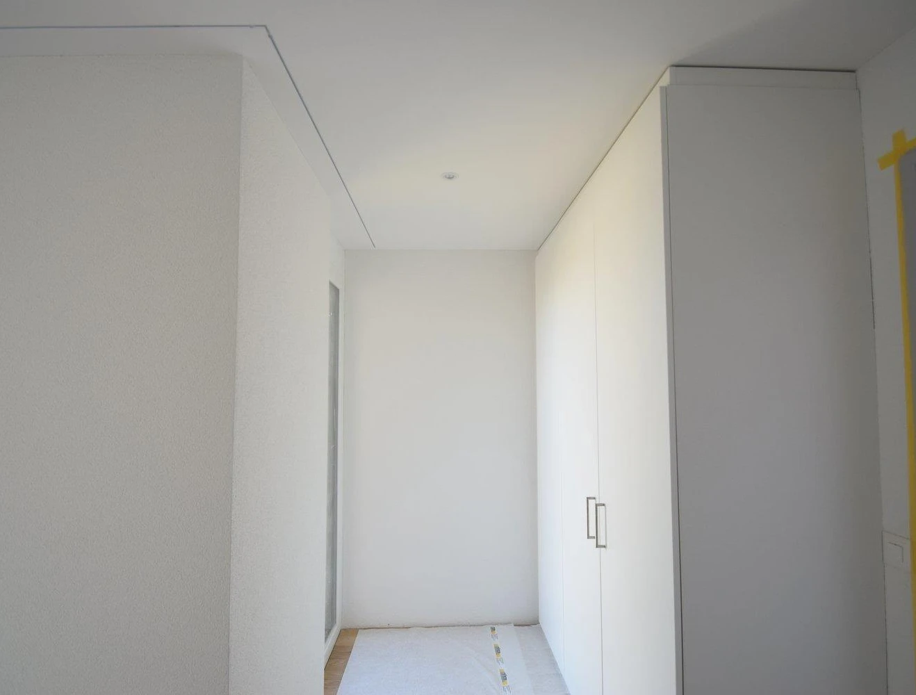 Schmaler Einbauschrankraum im Ausbau