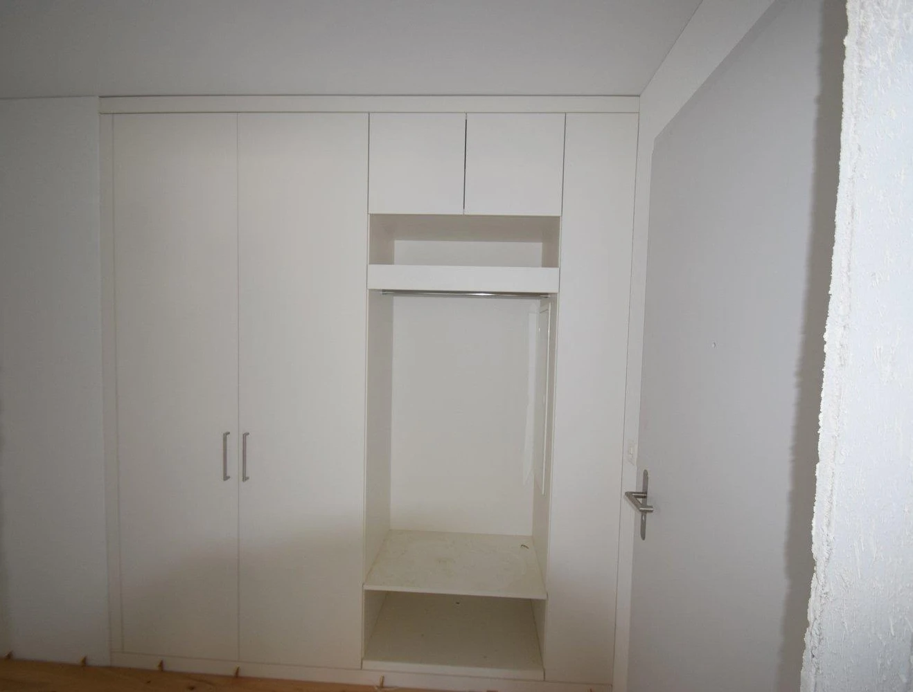 Einbauschrank in einem hellen Innenraum