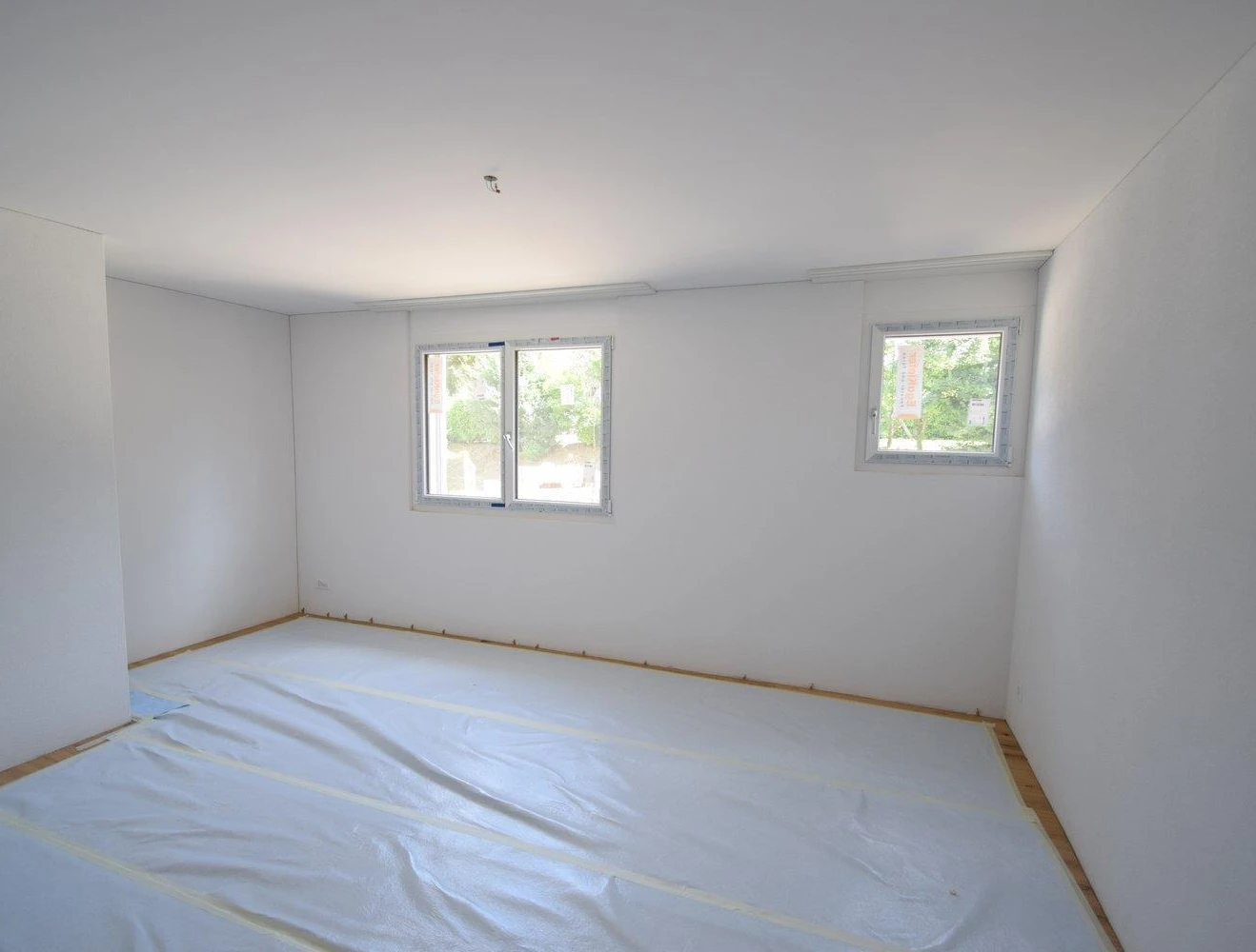 Helles, leerstehendes Zimmer im Rohzustand