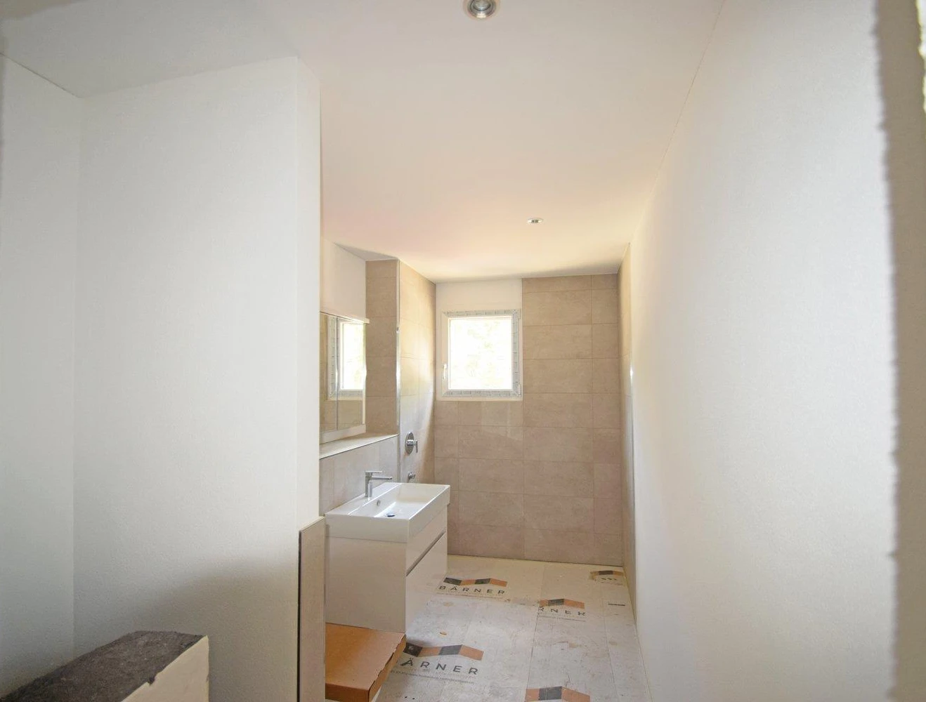 Modernes Badezimmer mit begehbarer Dusche