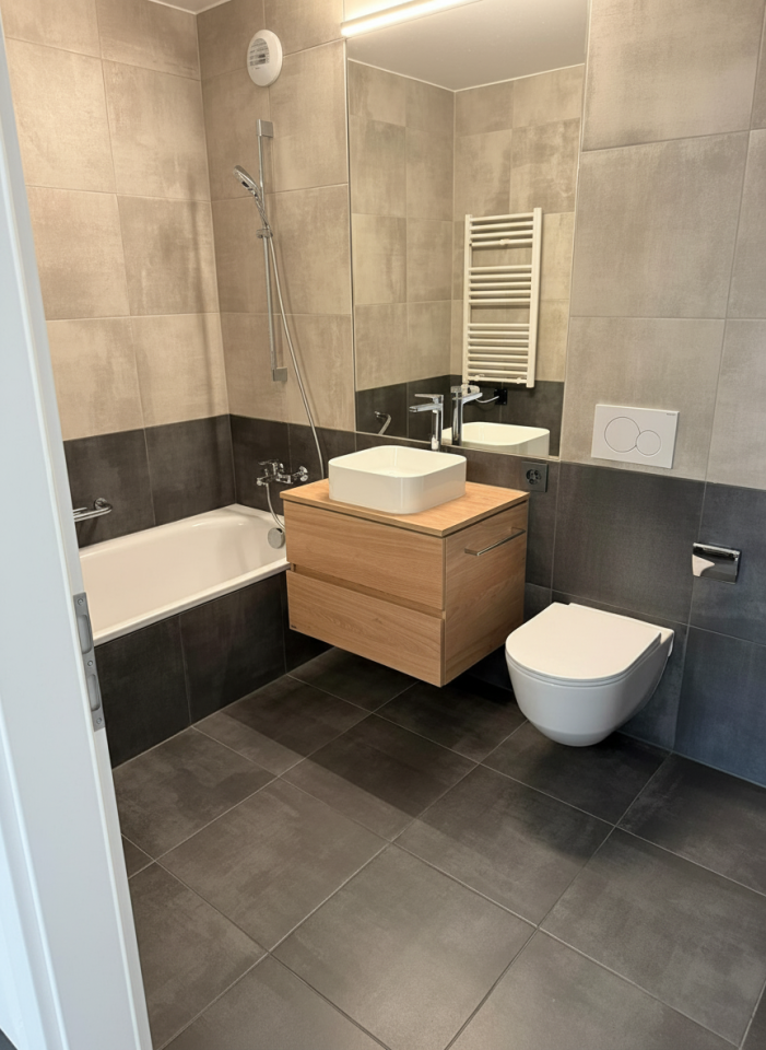 Modernes Badezimmer mit Wanne, Waschtisch und Wand-WC