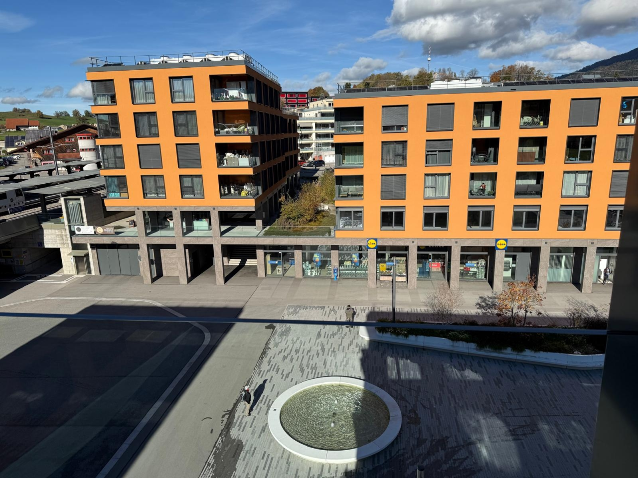 Moderne Wohn- und Gewerbeanlage mit Innenhof