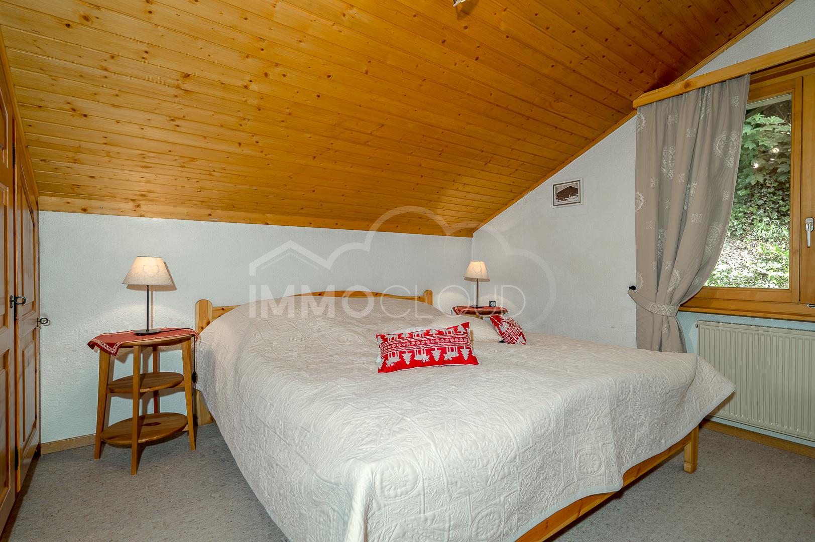 Gemütliches Schlafzimmer mit Holzdecke