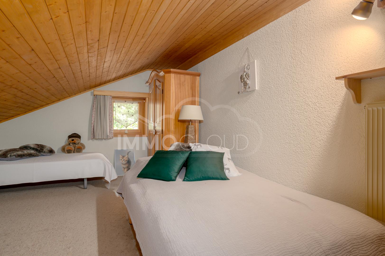 Dachzimmer mit zwei Betten