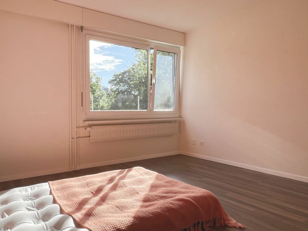 Leeres Schlafzimmer mit Tageslicht