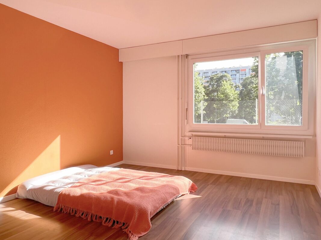 Helles Schlafzimmer mit leerem Boden und großem Fenster