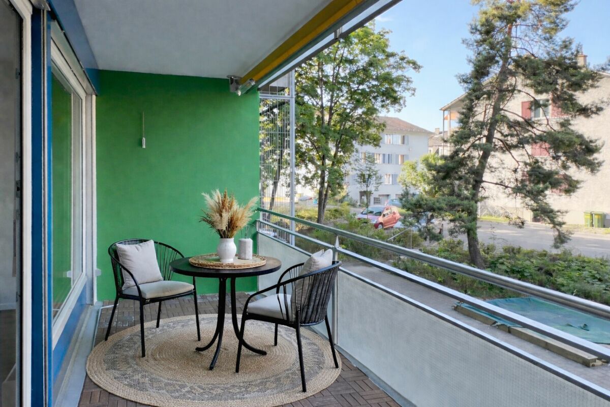 Gemütlicher Balkon mit Sitzgruppe