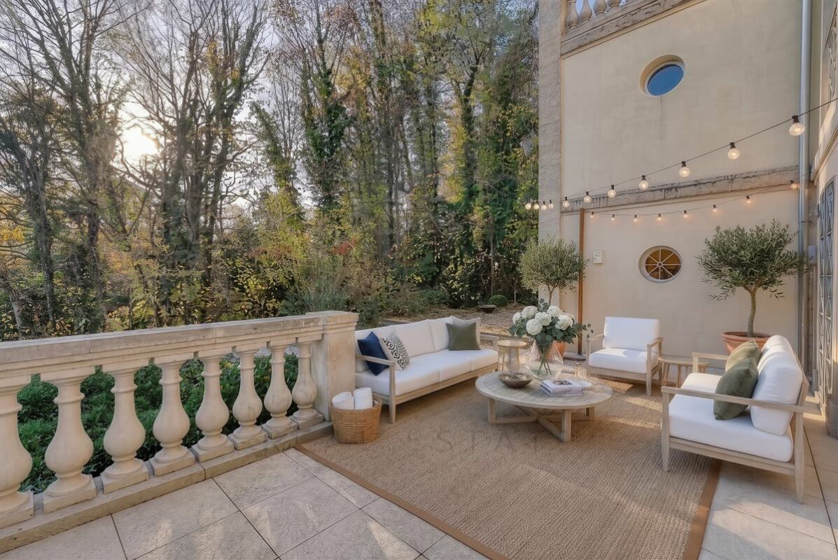 Elegante Terrassenlounge im Grünen