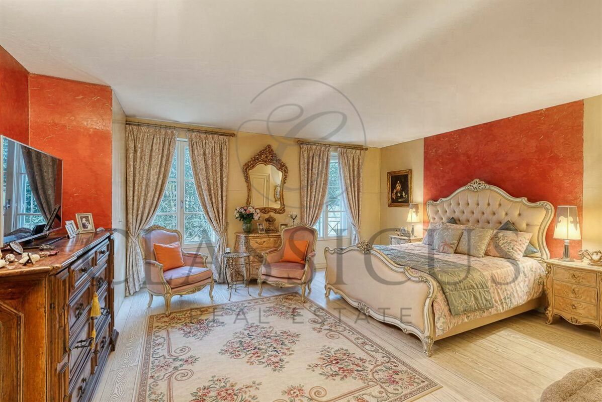Elegantes Schlafzimmer mit klassischer Einrichtung