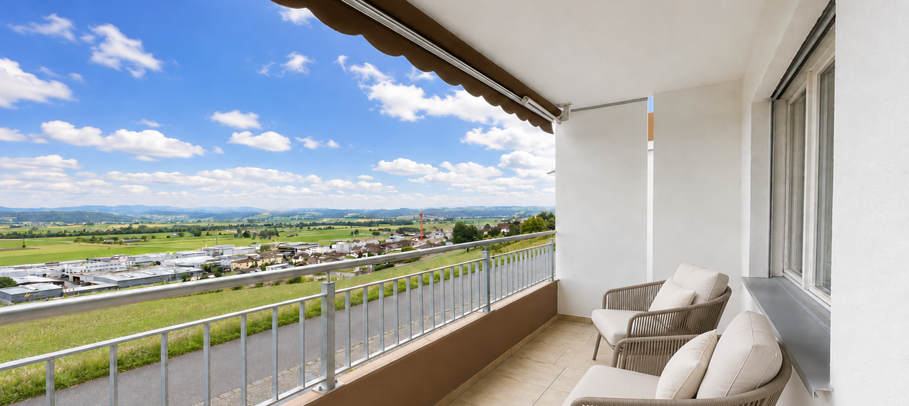 Überdachter Balkon mit Panoramablick