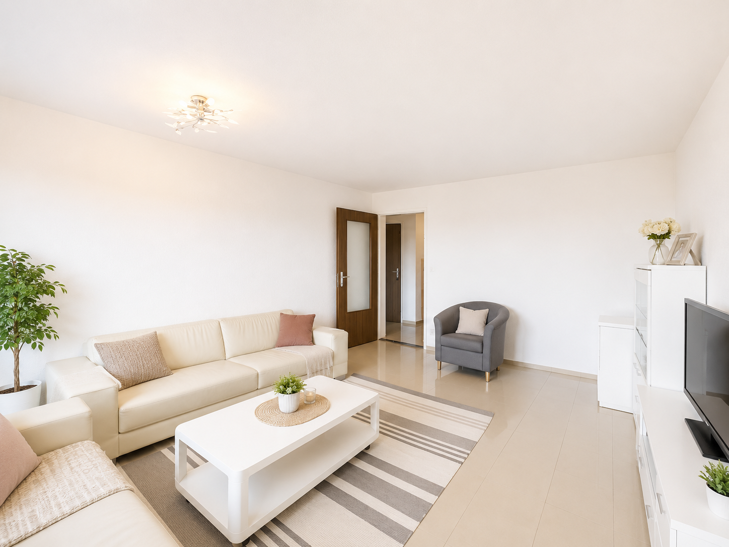 Helles, modernes Wohnzimmer mit Sofa und TV-Möbeln