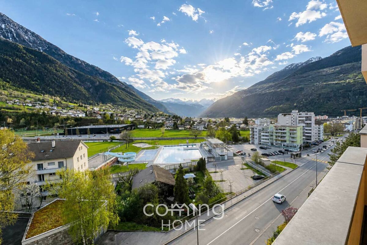 Bergblick von einem Balkon über ein alpines Tal