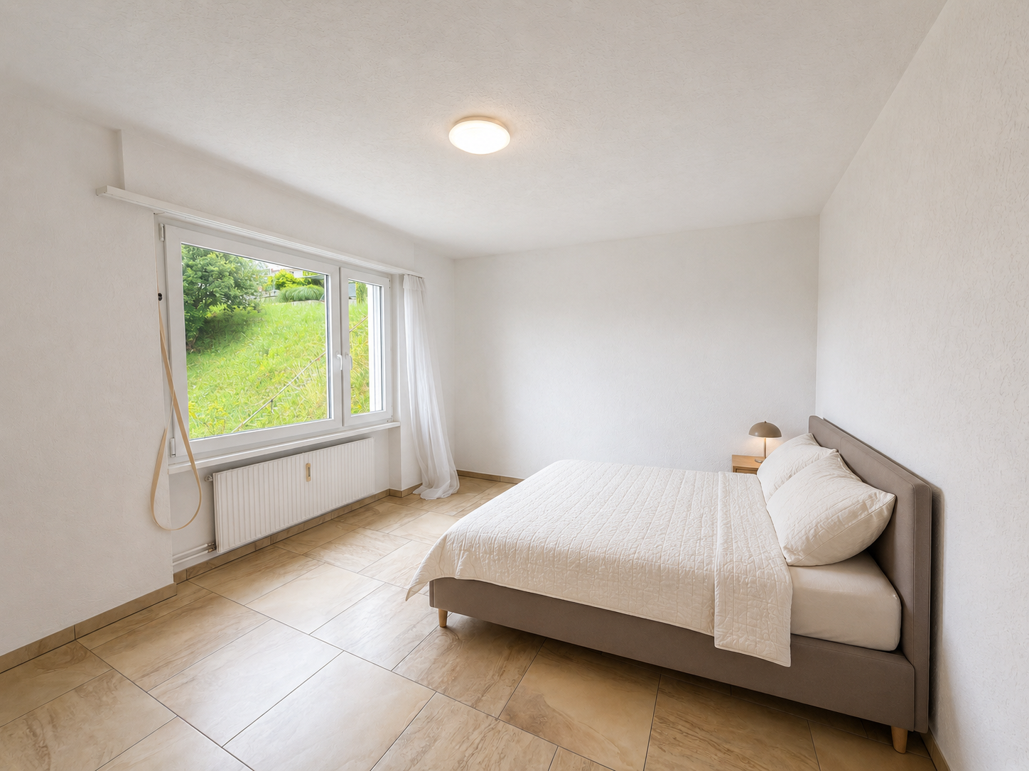 Helles Schlafzimmer mit großem Fenster