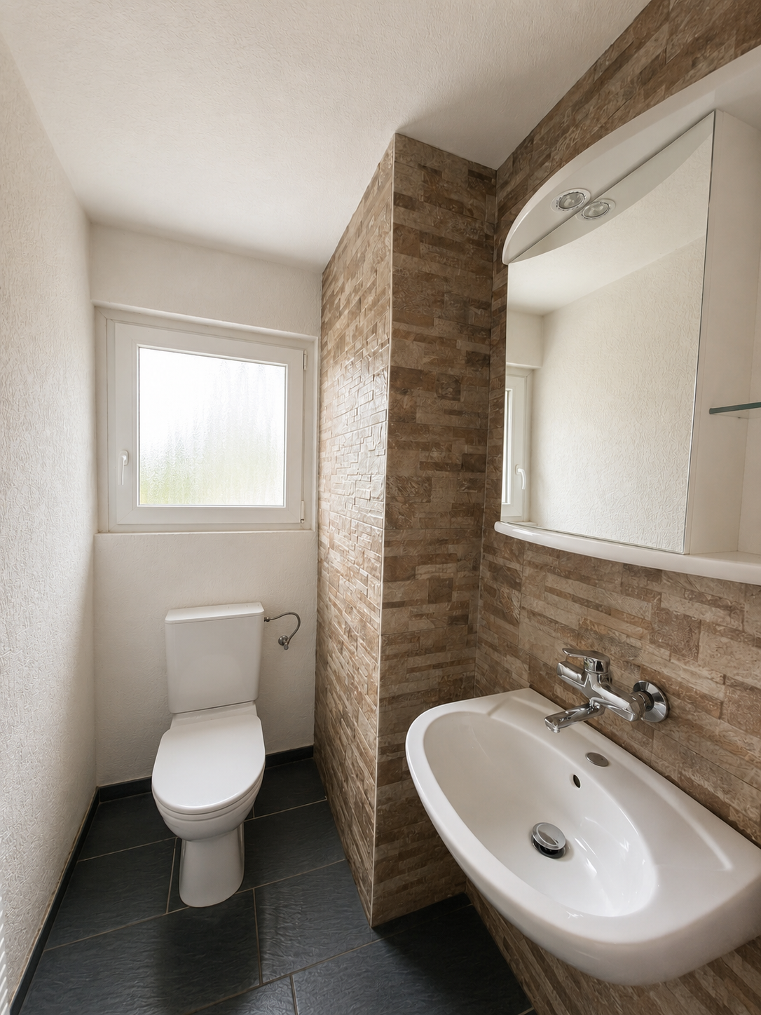 Kleines Gäste-WC mit Natursteinakzent