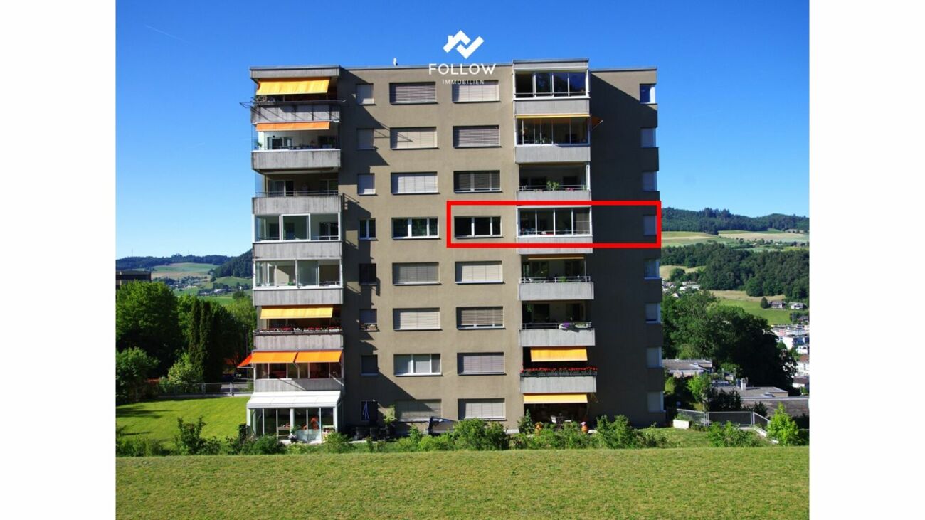 Mehrfamilienhaus mit Balkonen und Landschaftsblick