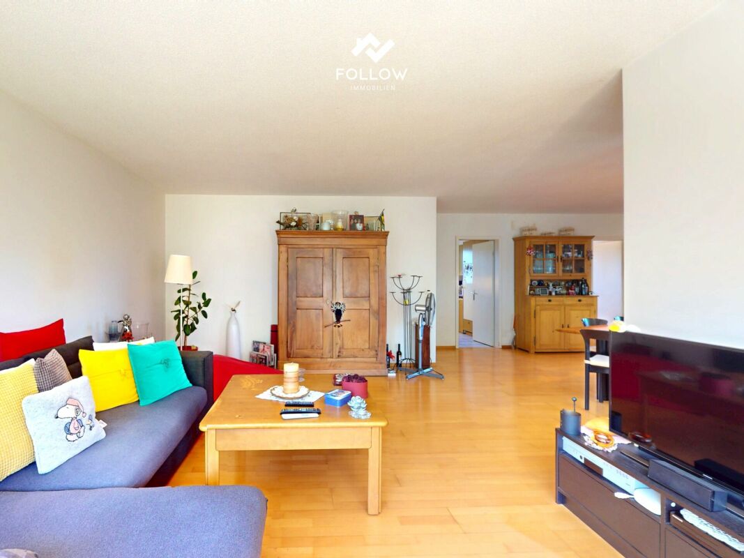 Wohnzimmer mit offener Essbereich-Situation