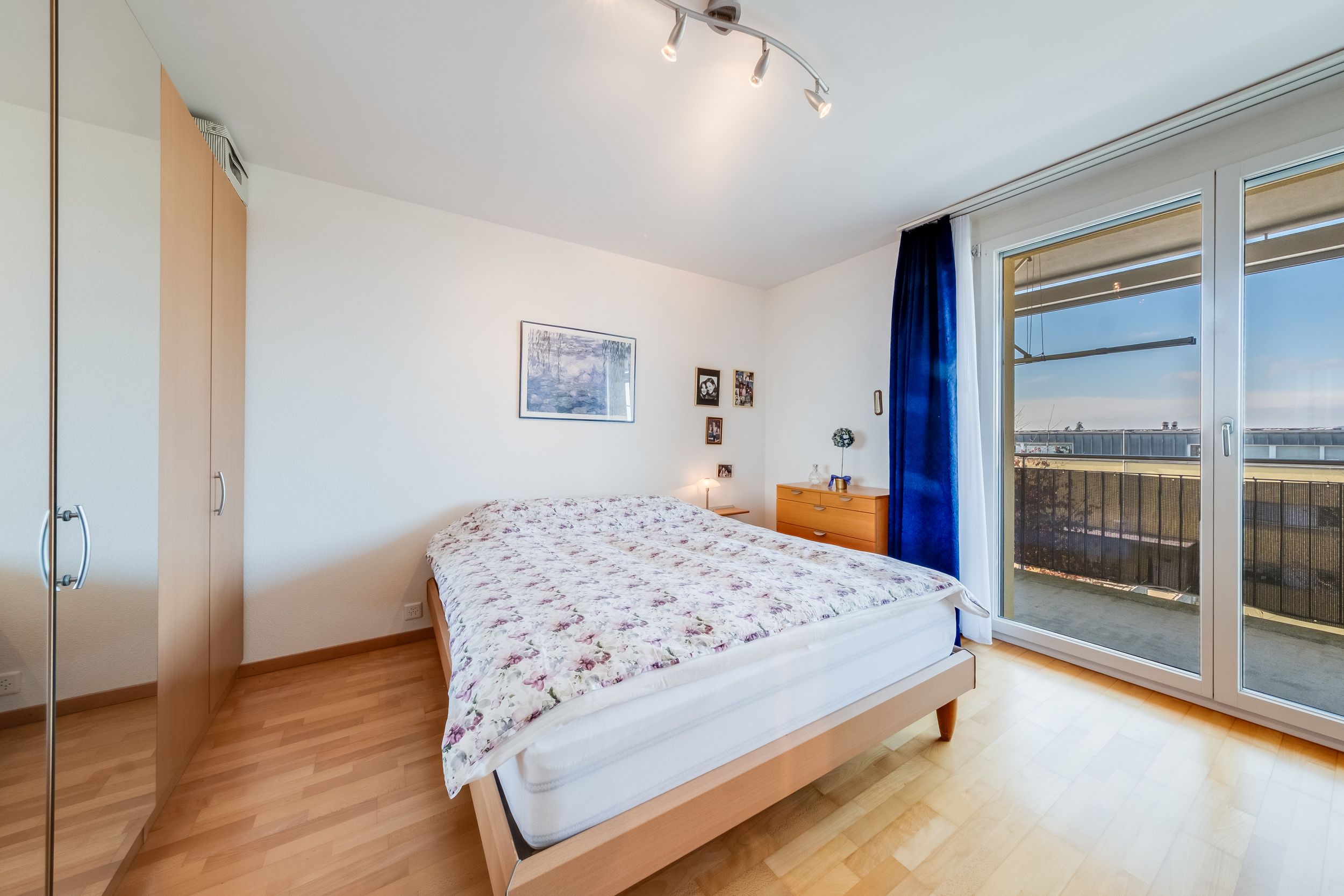 Helles Schlafzimmer mit Balkonzugang