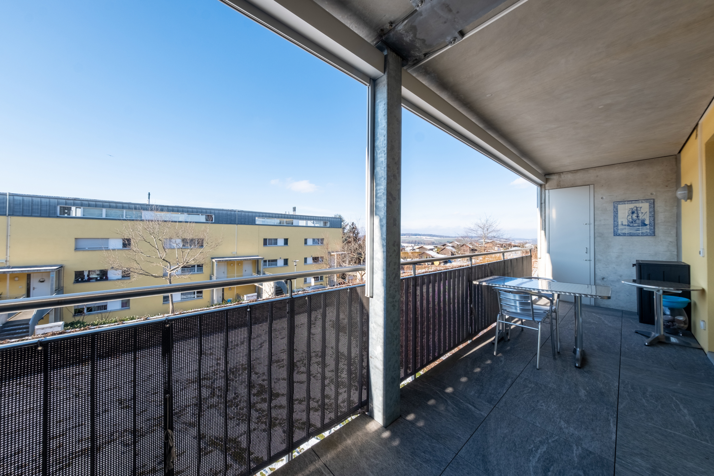 Überdachter Balkon mit Ausblick