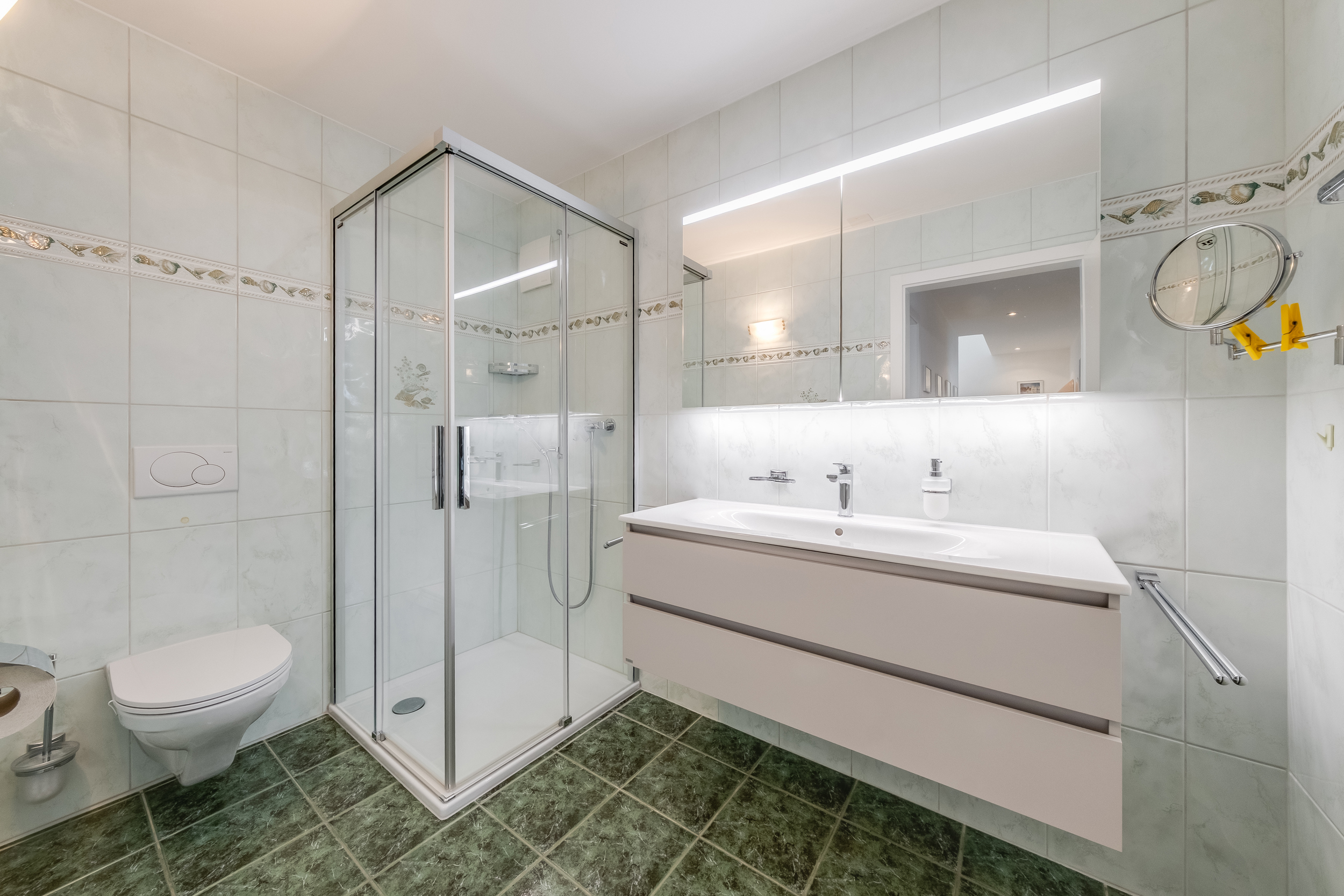 Modernes Badezimmer mit Dusche und Waschtisch