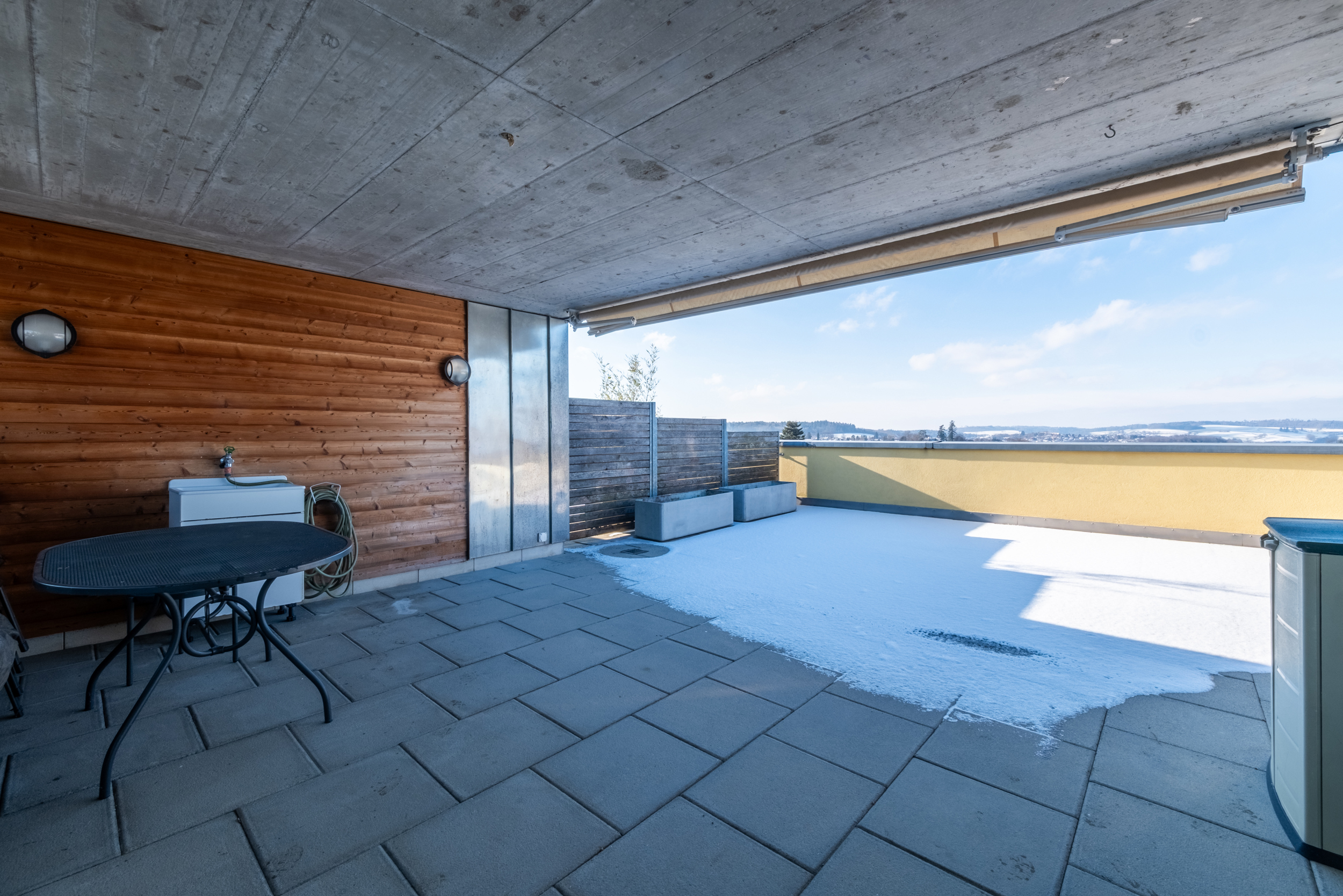 Überdachte Dachterrasse mit Fernblick