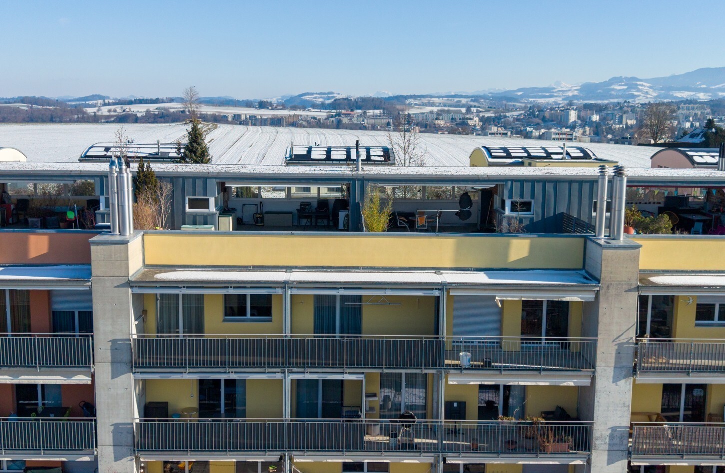 Wohngebäude mit Dachterrassen und Winterlandschaft