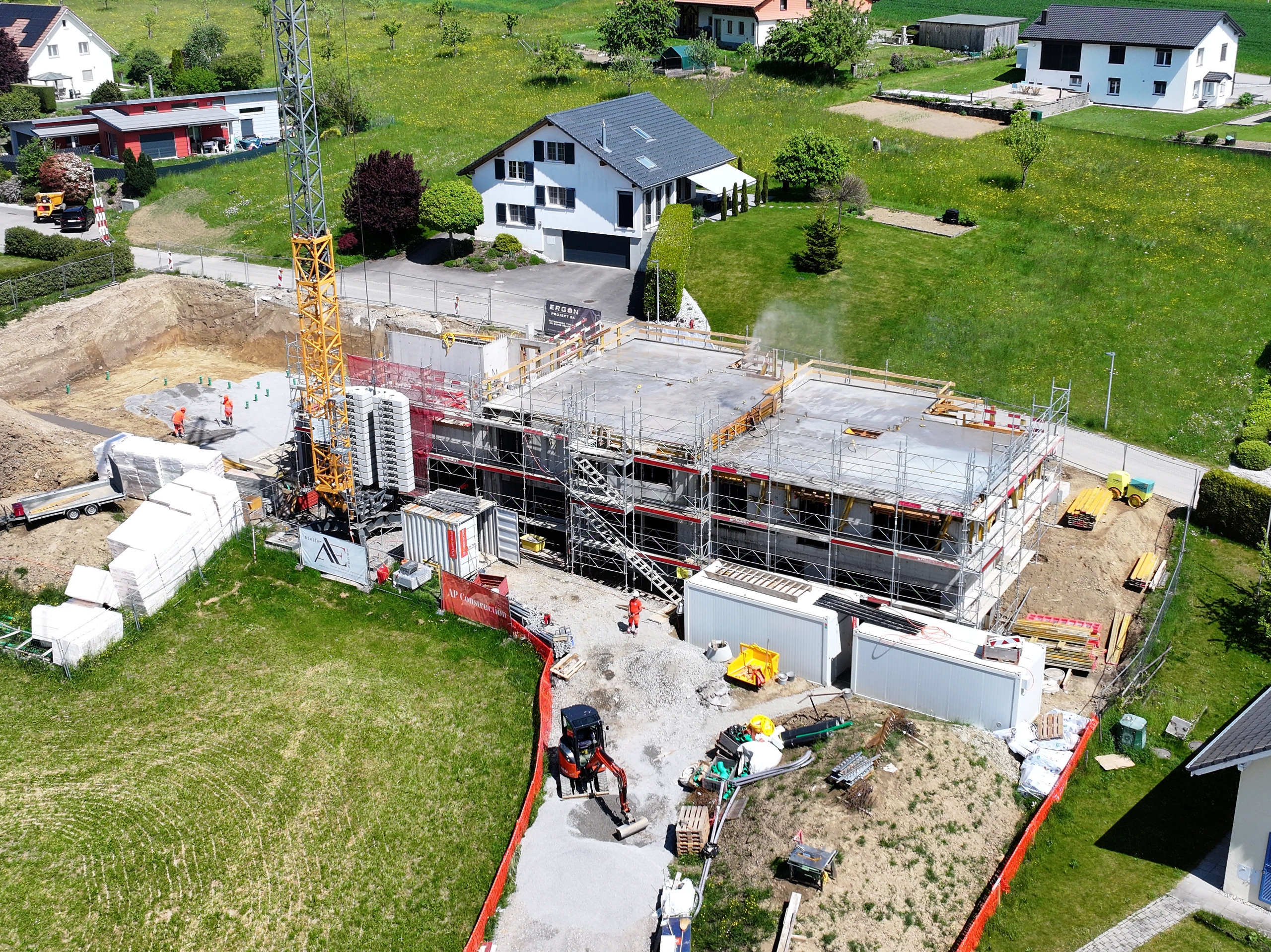 Luftaufnahme einer Baustelle im Wohngebiet