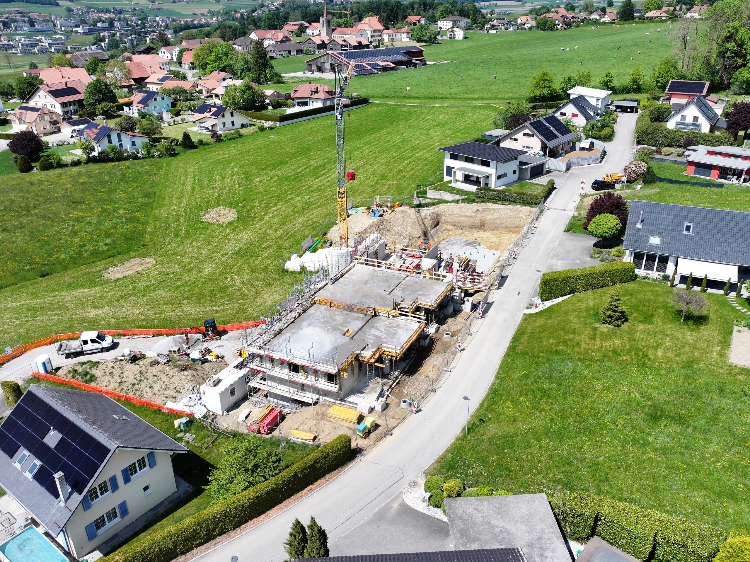 Luftaufnahme einer Wohngegend mit Baustelle