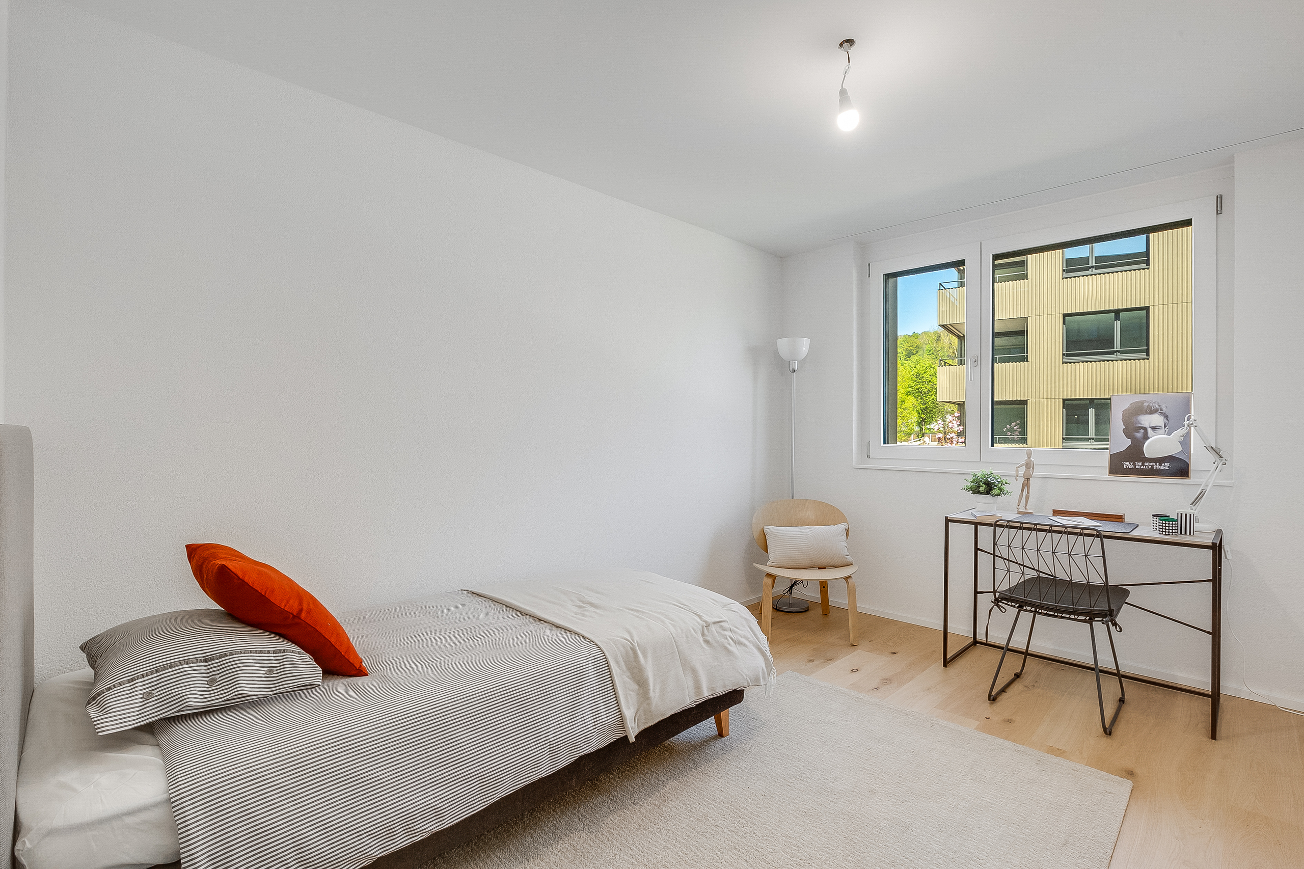 Helles minimalistisches Schlafzimmer