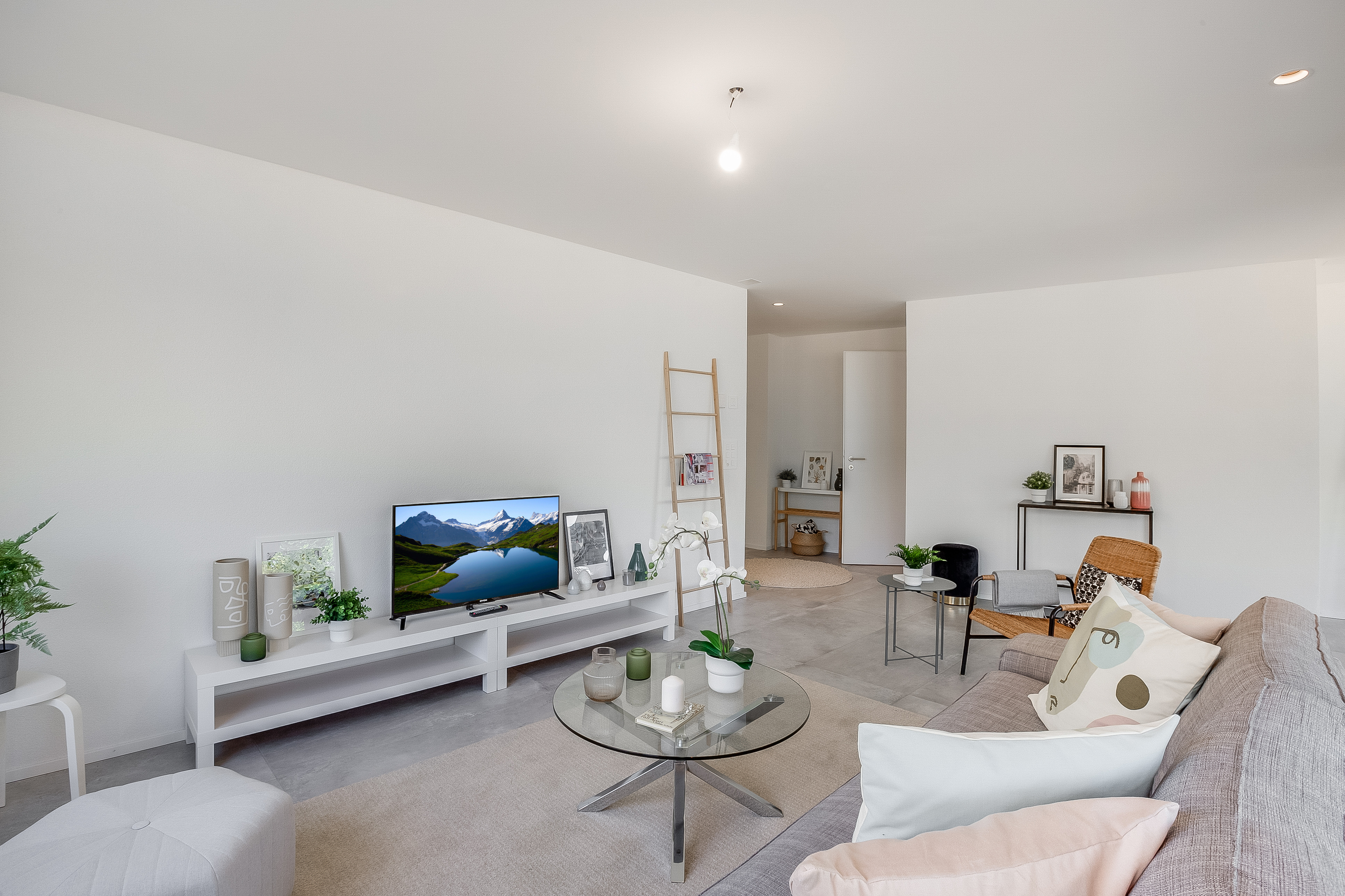 Helles, modern eingerichtetes Wohnzimmer
