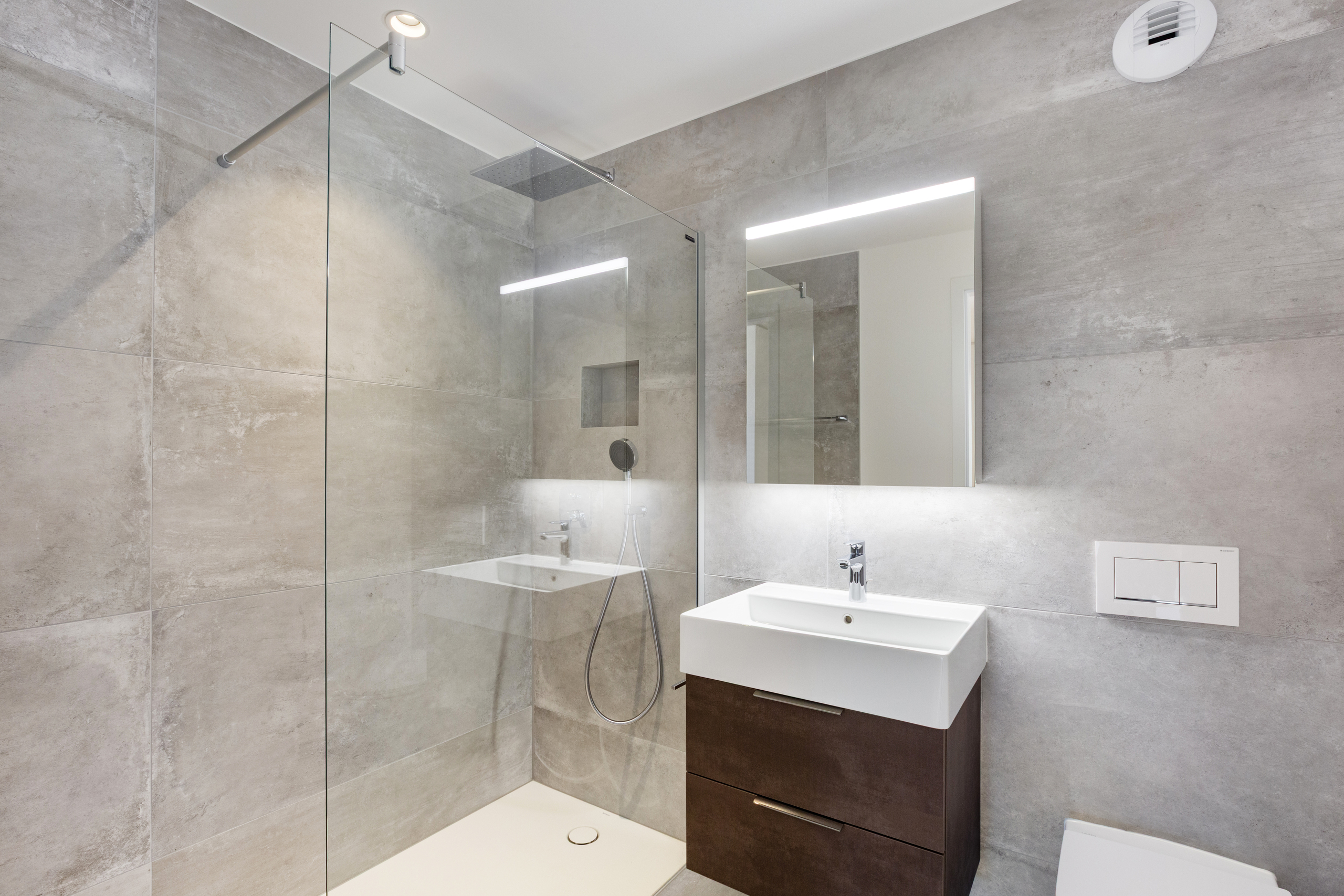 Modernes Badezimmer mit Walk-in-Dusche und Waschtisch