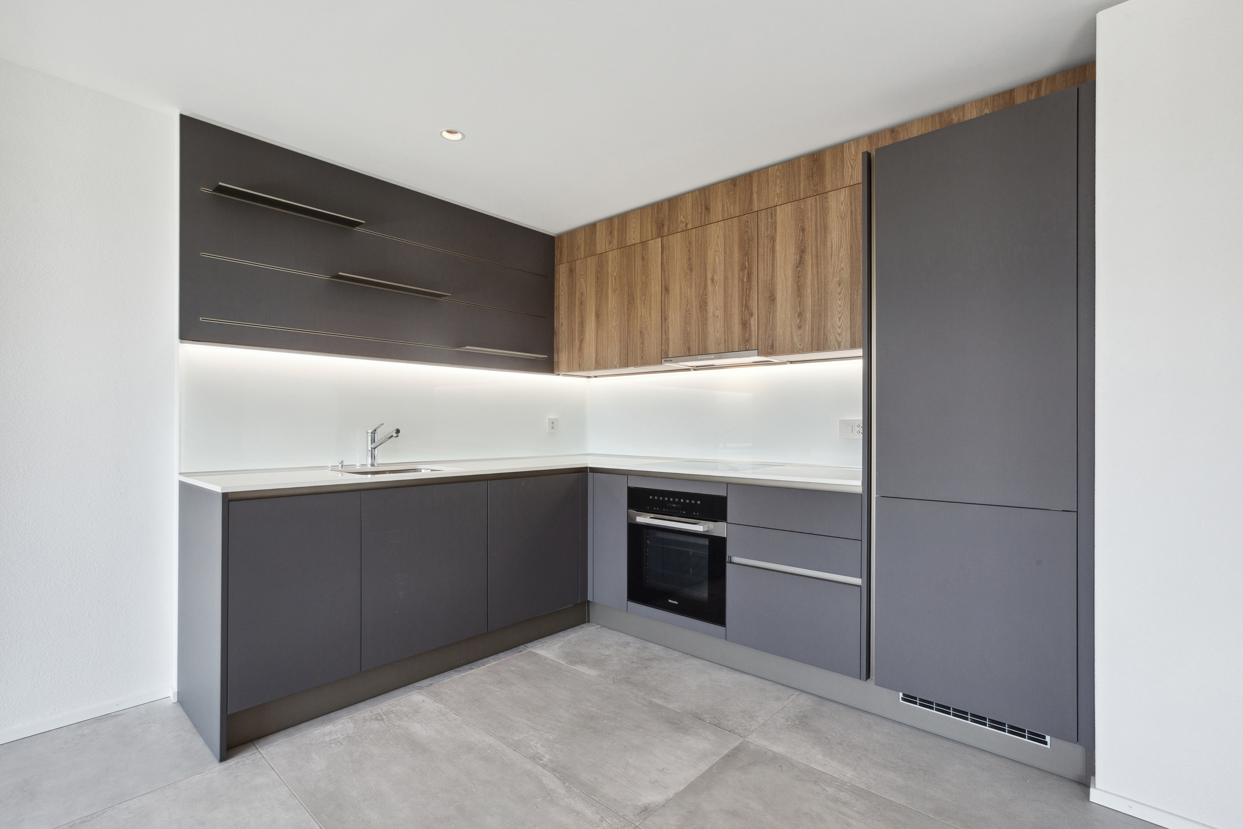 Moderne Einbauküche in Grau und Holz