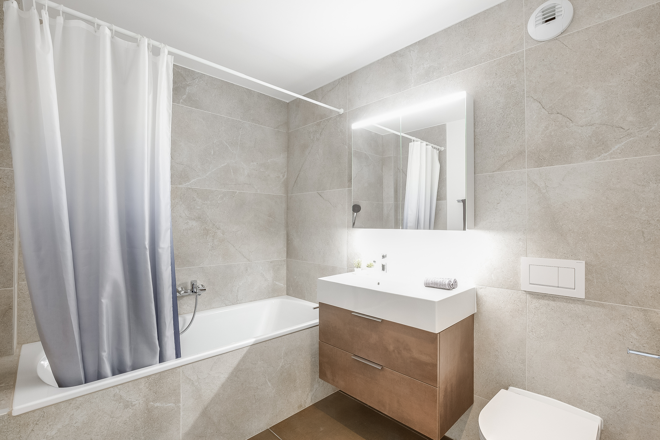 Modernes Badezimmer mit Badewanne und Spiegelwaschtisch