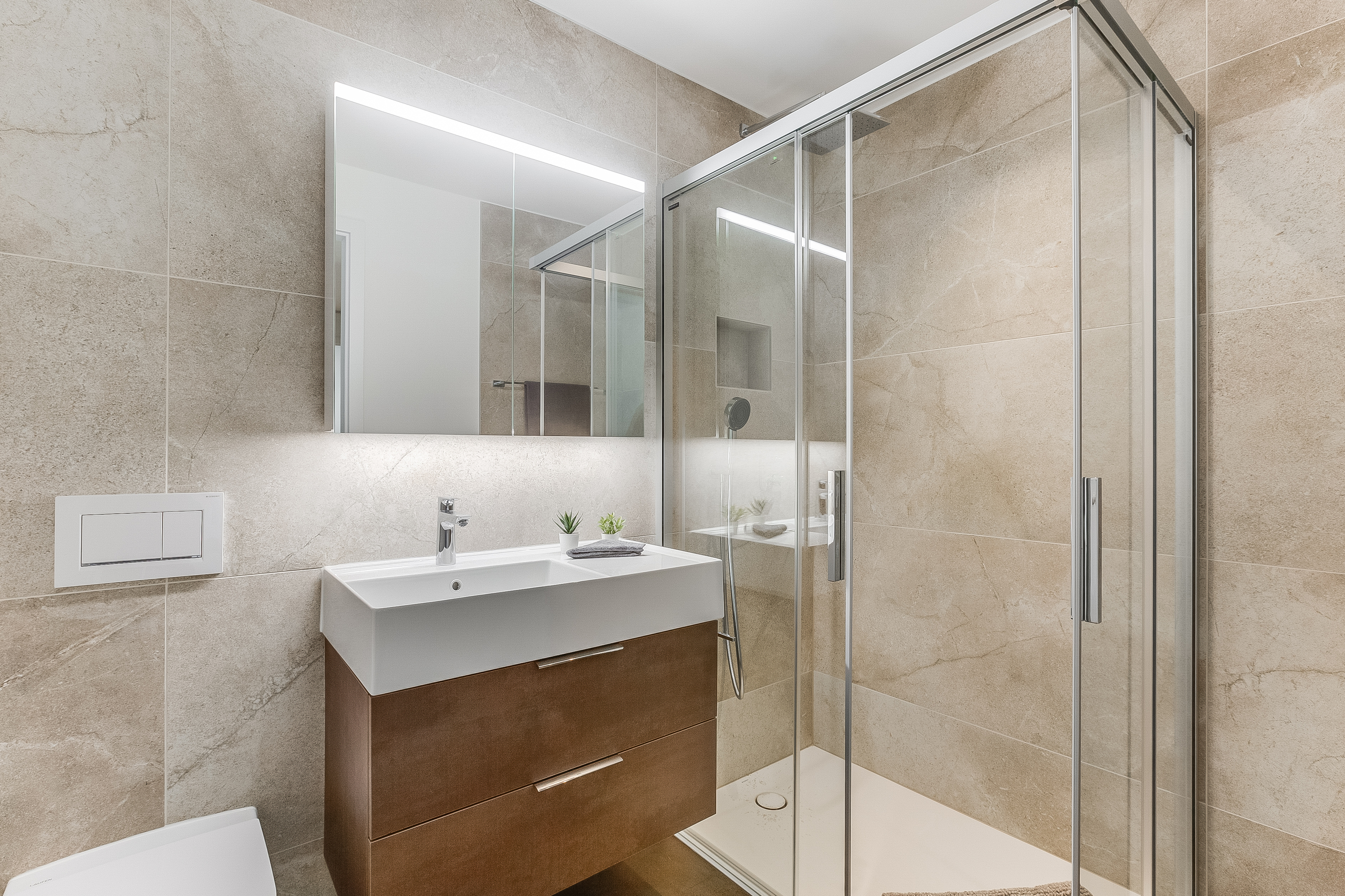 Modernes Badezimmer mit begehbarer Dusche