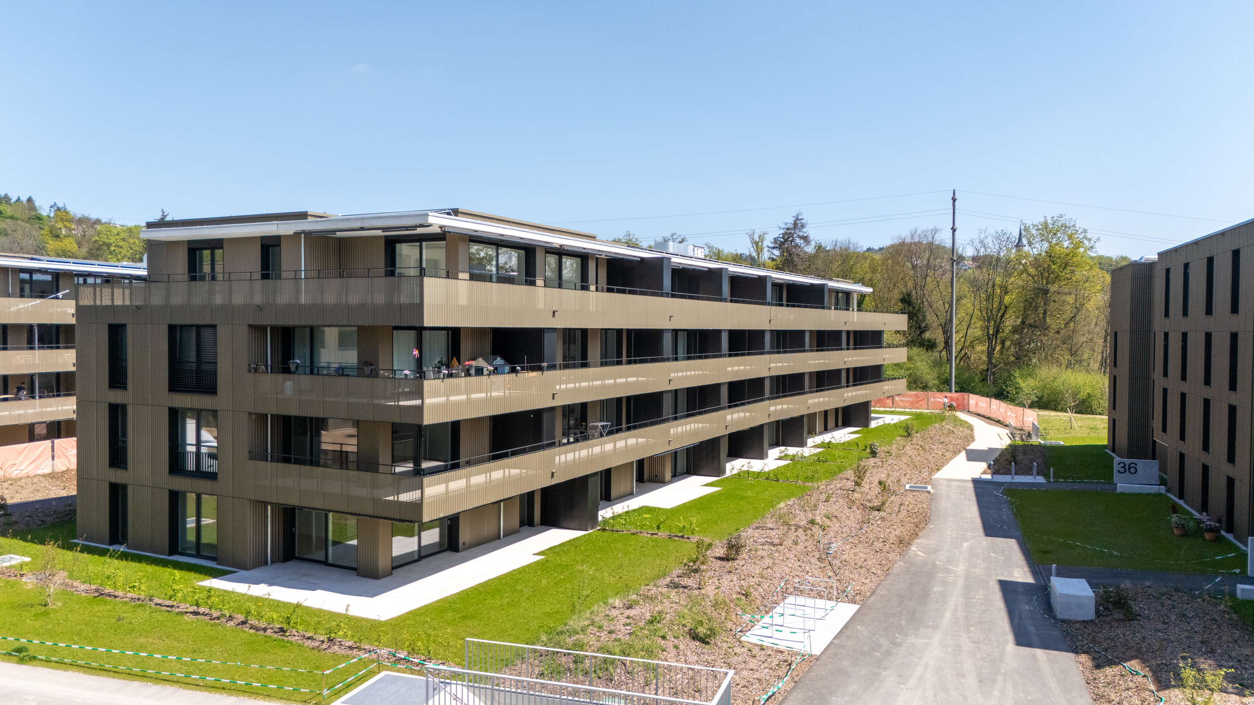 Moderne Wohnanlage mit Balkonen und Grünflächen