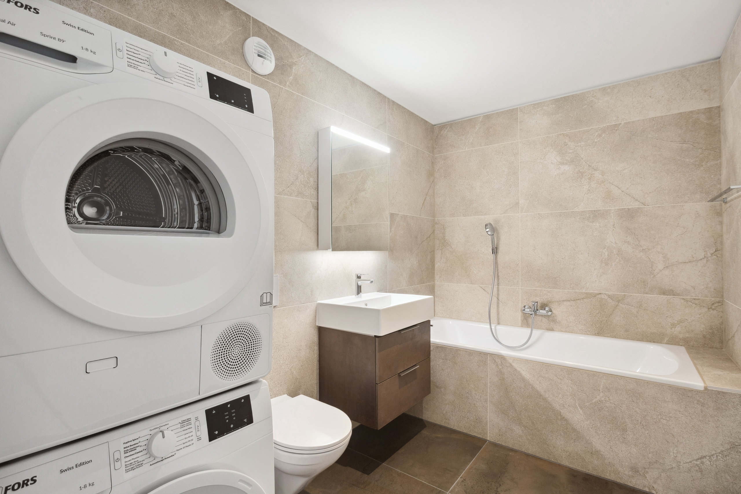 Modernes Badezimmer mit Waschturm und Badewanne