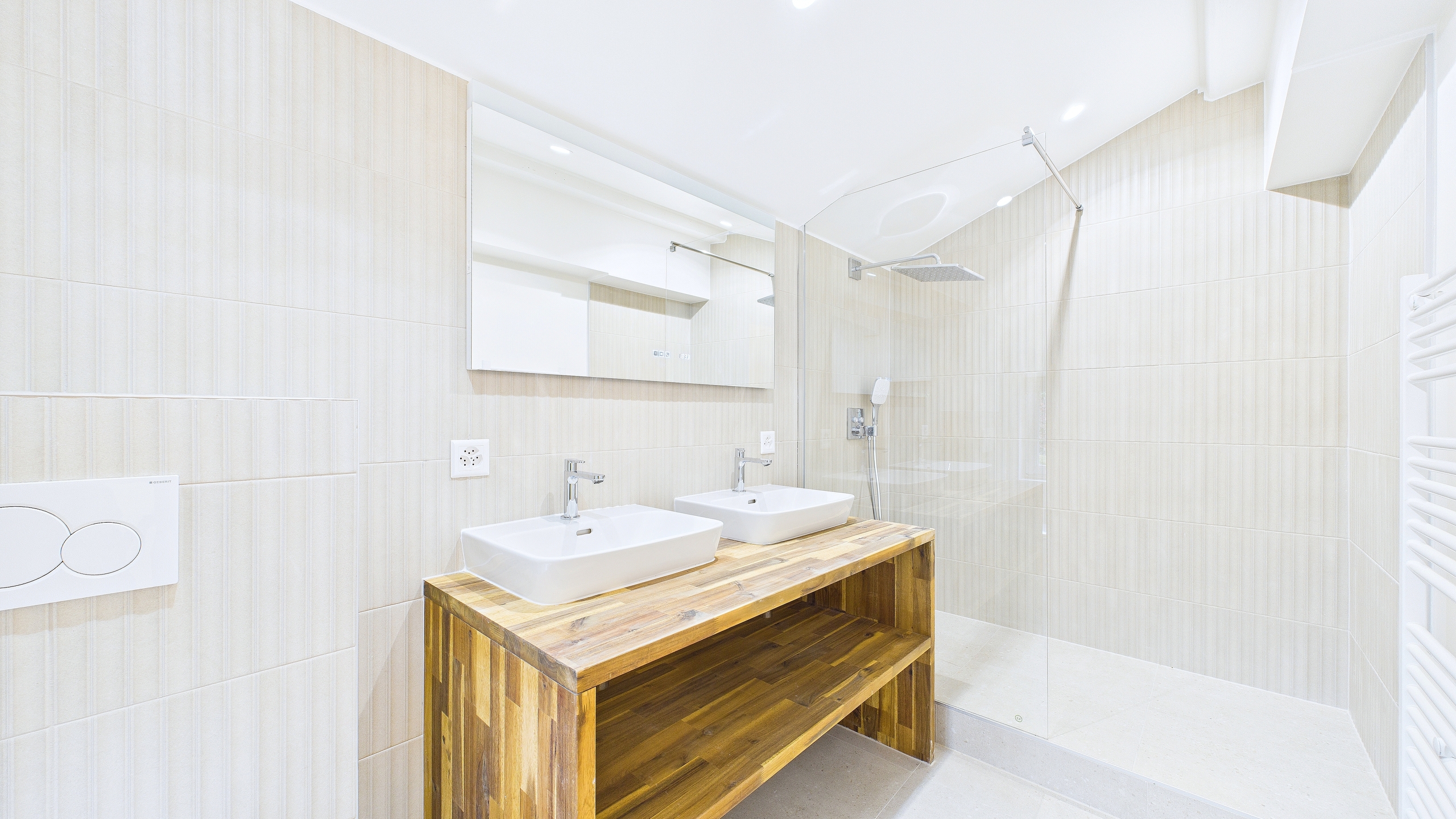 Helles Badezimmer mit Doppelwaschtisch und Walk-in-Dusche