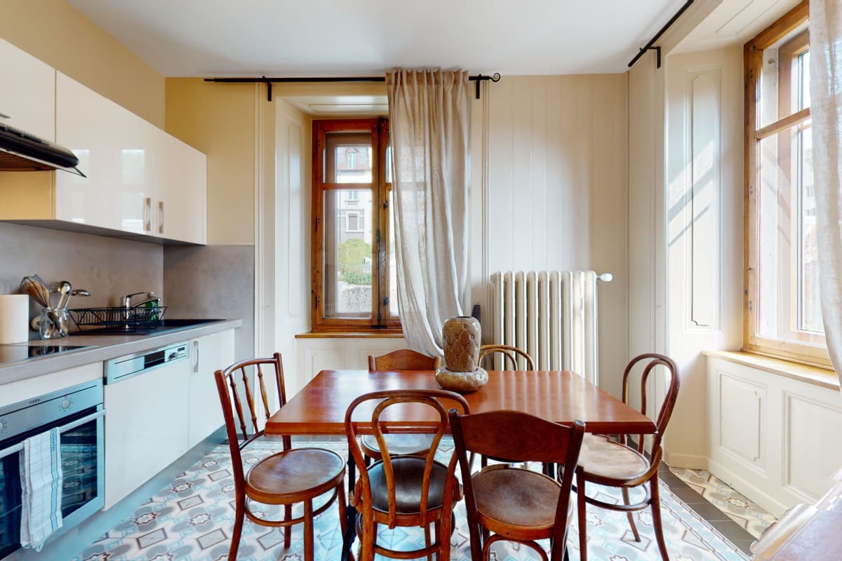 Helle Küche mit Essbereich in Altbau-Charakter