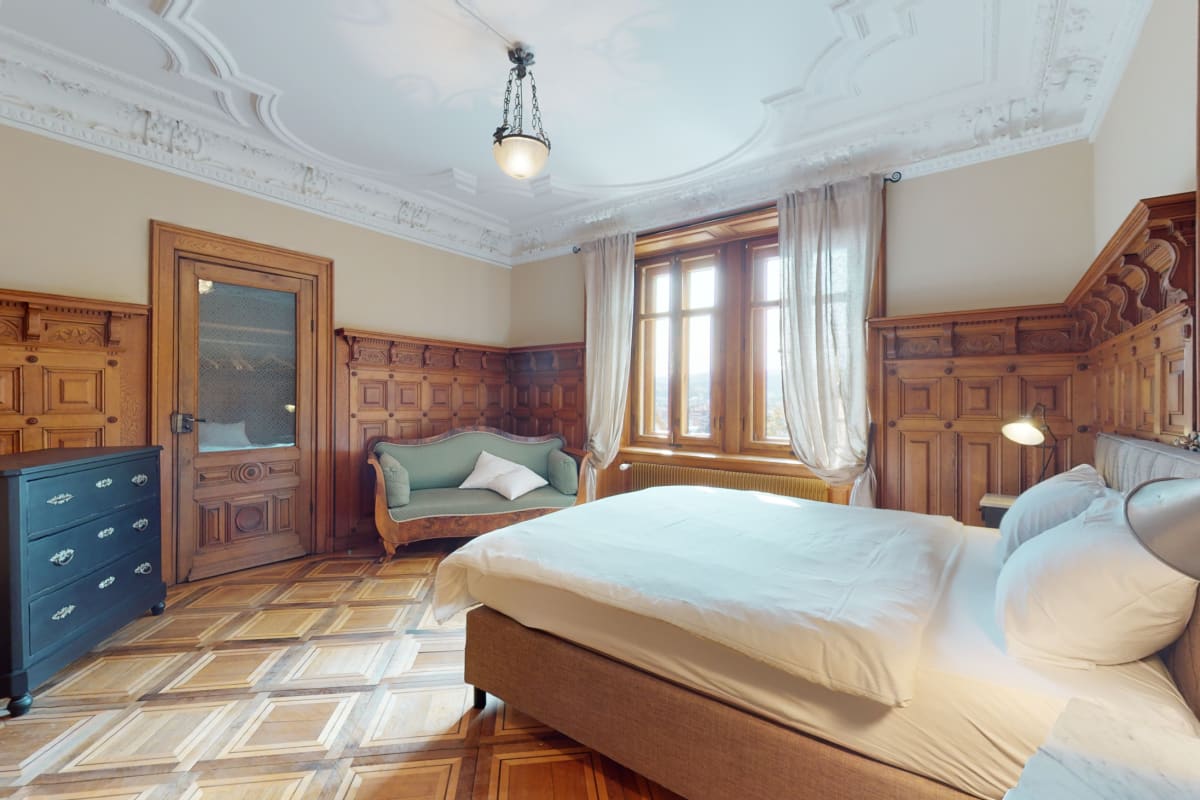 Historisches Schlafzimmer mit Holzvertäfelung