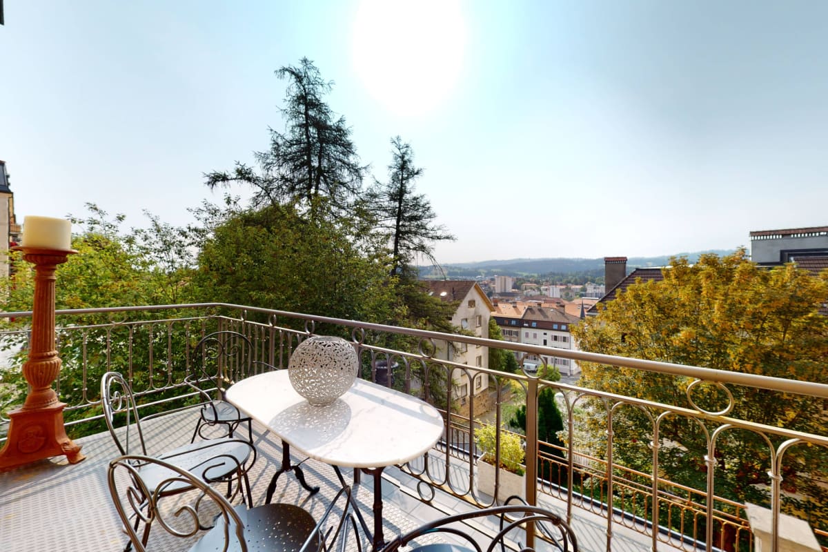 Balkon mit Stadtblick