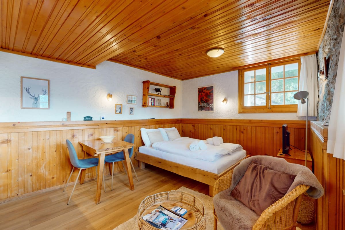 Gemütliches Holzschlafzimmer mit rustikaler Ausstattung