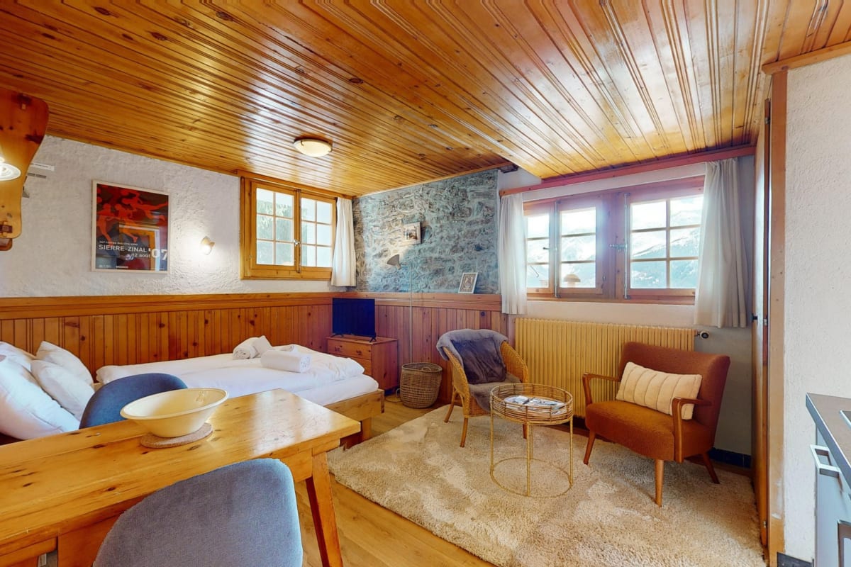 Gemütliches Chalet-Schlafzimmer mit Sitzecke