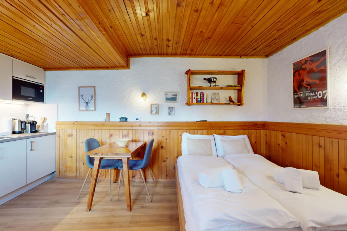 Gemütliches Studiozimmer mit Küchenzeile und Bett