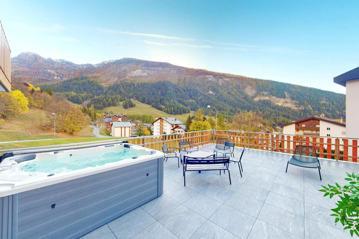 Terrasse mit Whirlpool und Bergblick