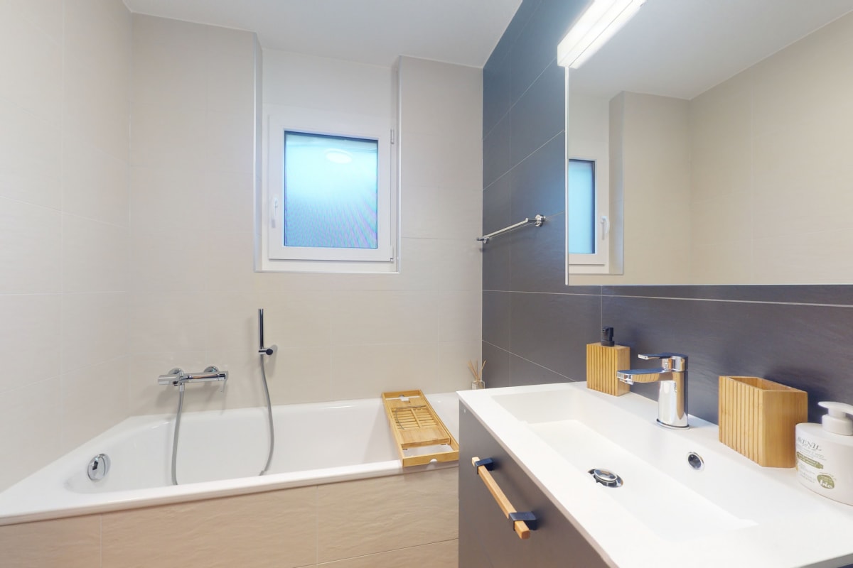 Modernes Badezimmer mit Badewanne und Waschtisch